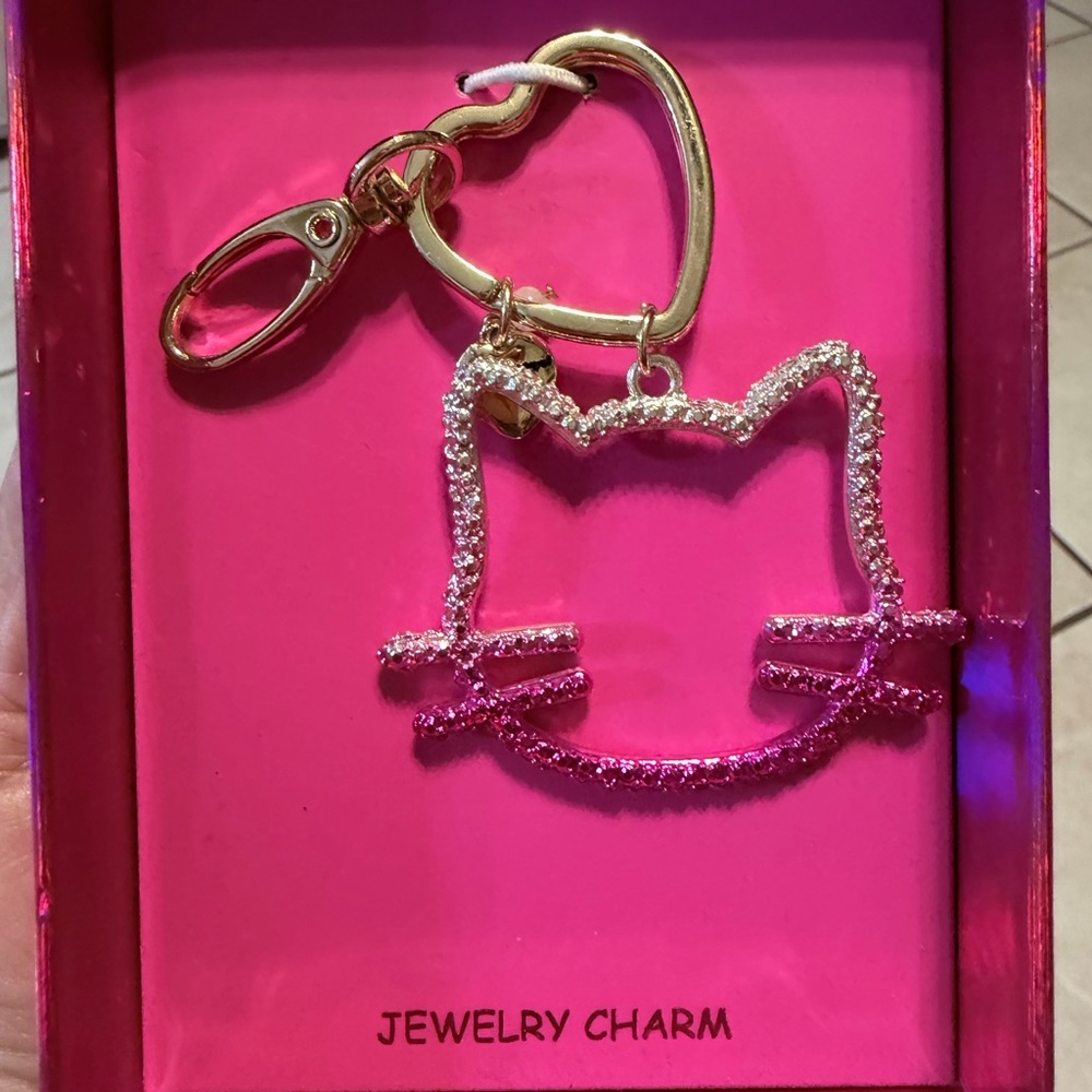 💜🌼 BETSEY JOHNSON Glitter Keychain Charm - Stylish Accessory for Purses.